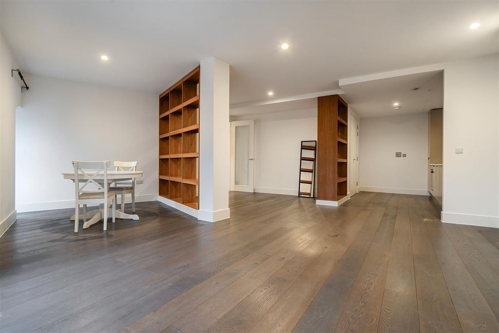 Property photo 3 of 15 1400480-8-696800Cb900Fc.Jpg