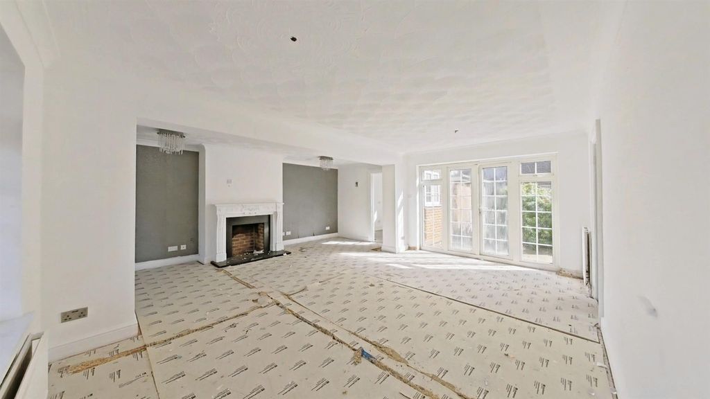 Property photo 3 of 18 Lounge (2).Jpg