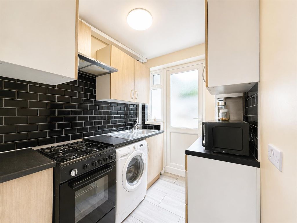 Property photo 1 of 7 Kitchen