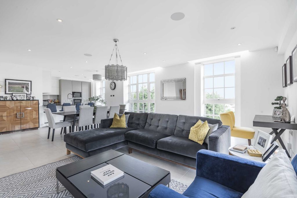 Property photo 2 of 14 Photo