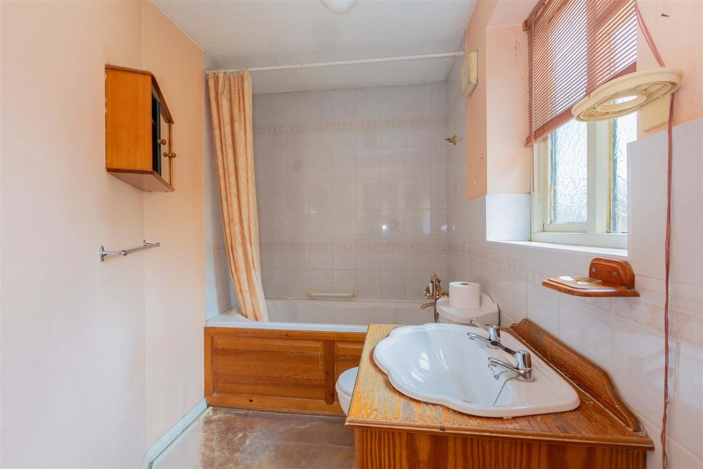 Property photo 3 of 13 3 Alders Close-12.Jpg