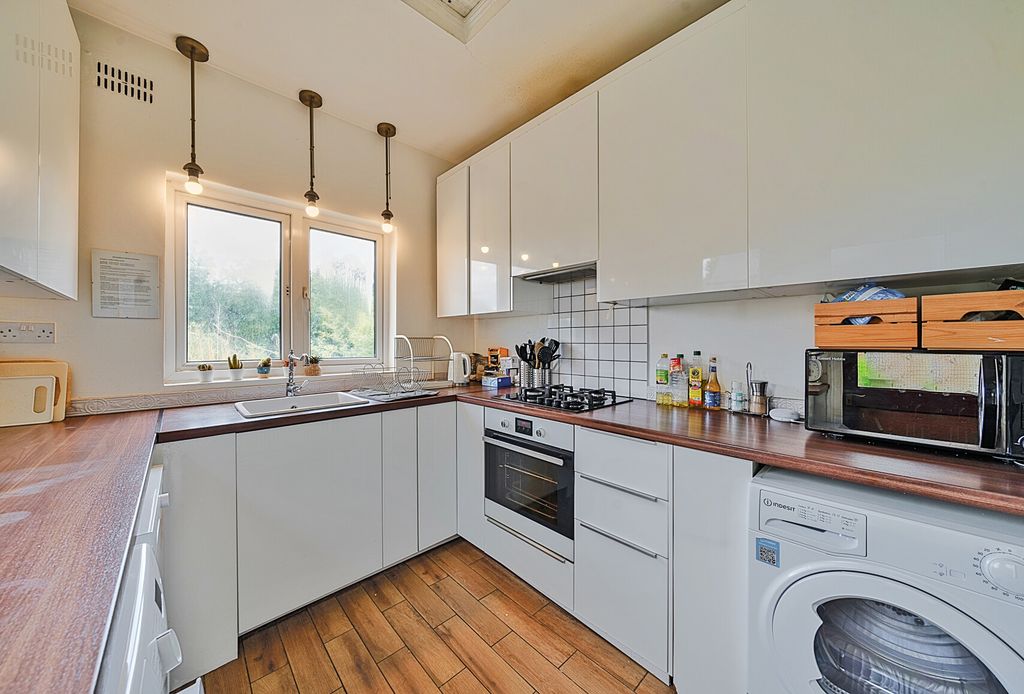 Property photo 3 of 19 1301200-10-683d96...