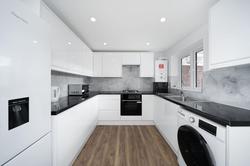 Property photo 3 of 14 Kitchen