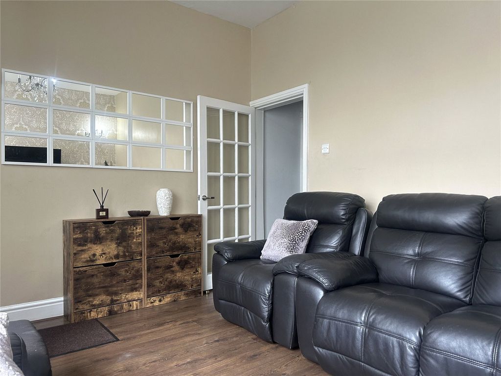 Property photo 3 of 18 Lounge