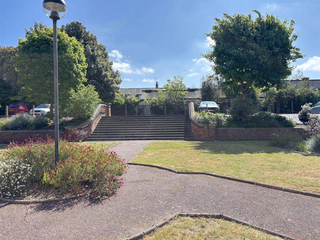 Property photo 2 of 10