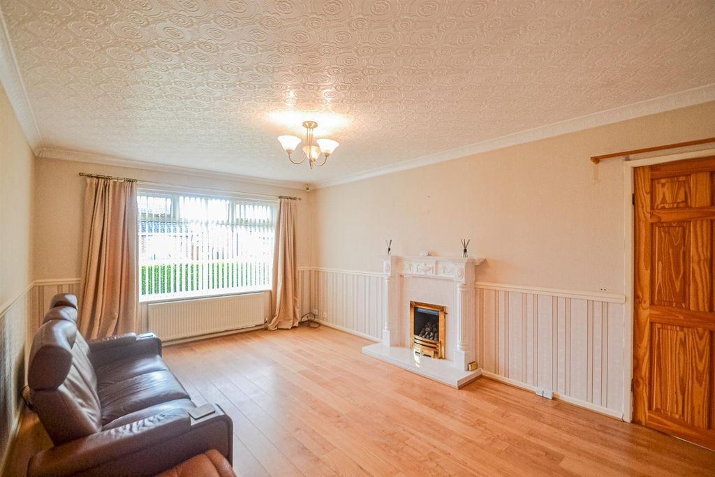 Property photo 2 of 15 Lounge