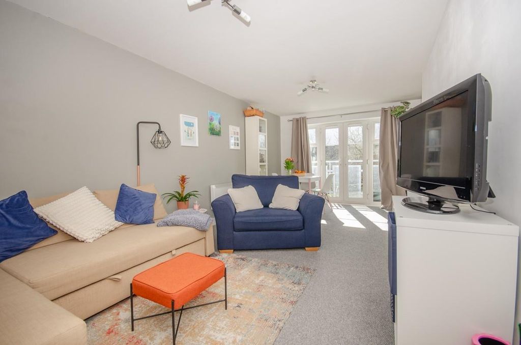 Property photo 2 of 11 Lounge.Jpg