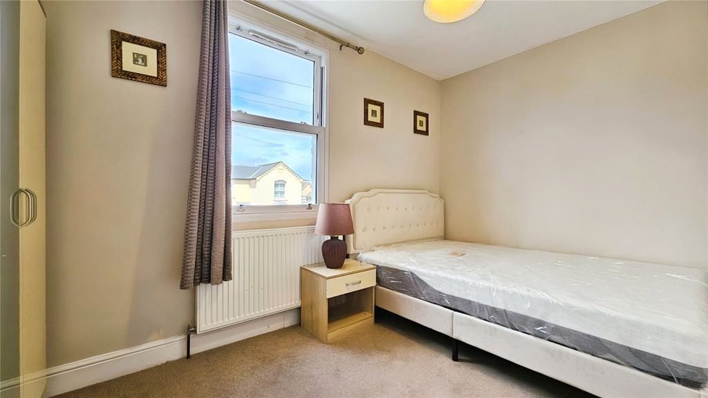 Property photo 2 of 6 Bedroom