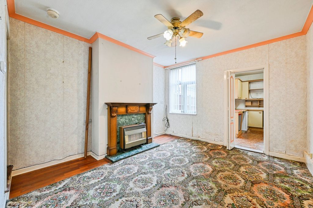 Property photo 3 of 18 Living Room