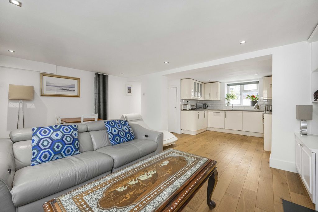 Property photo 2 of 24 21 Windmill Lane -018