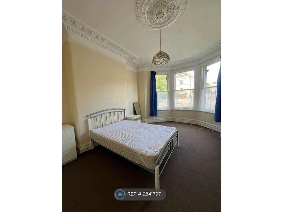 Property photo 2 of 7 Bedroom With Bay Window