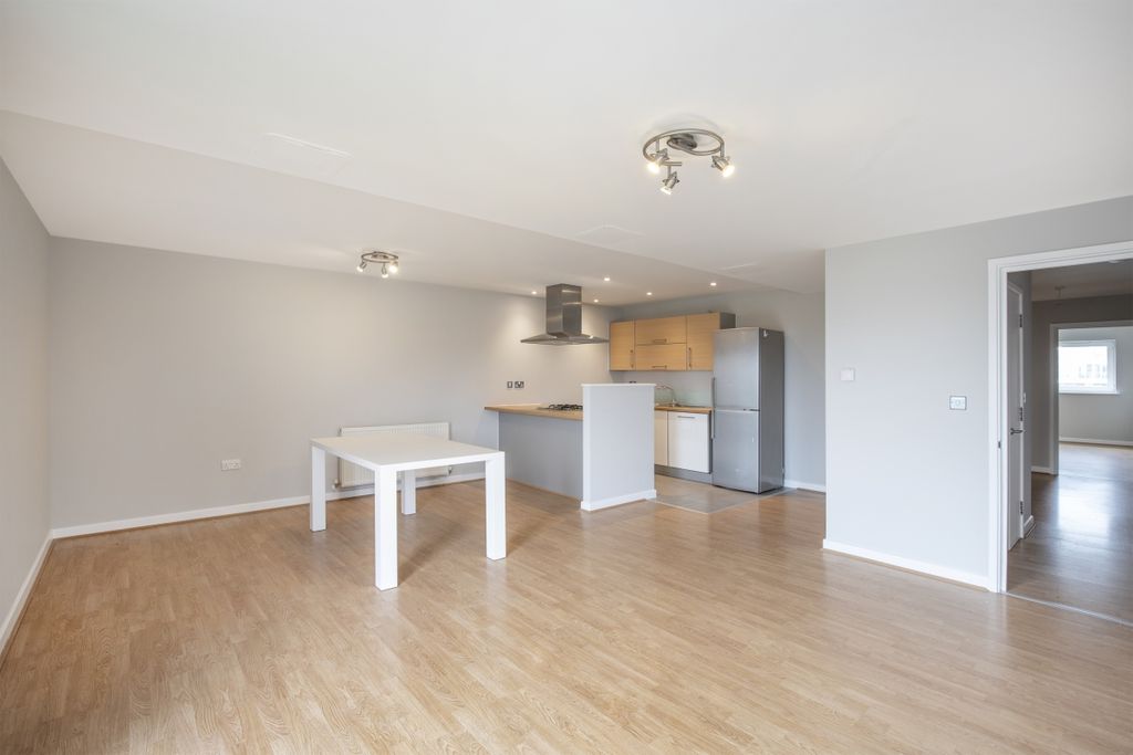 Property photo 1 of 11 .