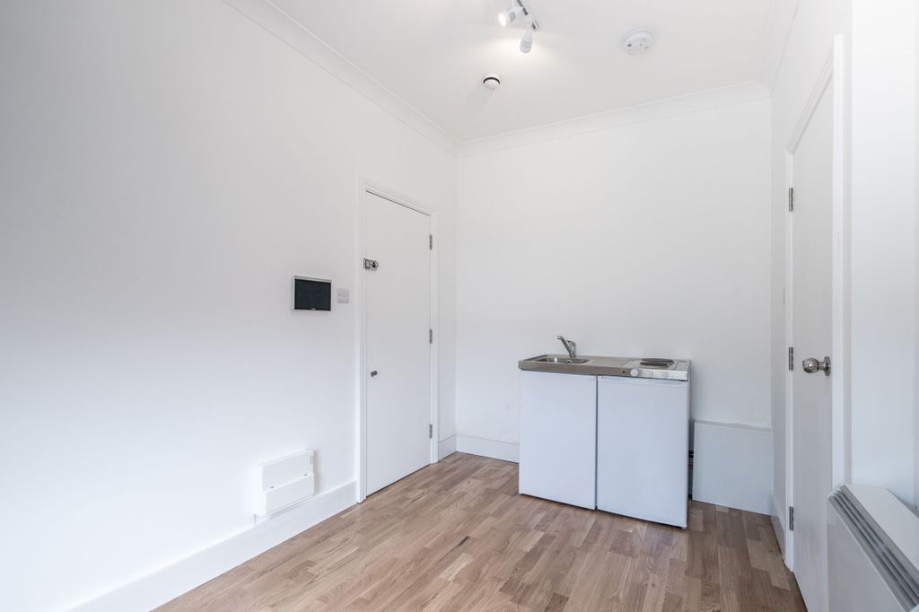 Property photo 2 of 18 Living_Room