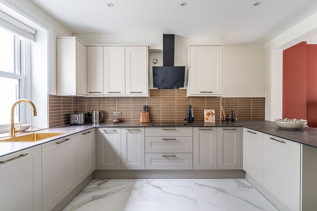 Property photo 3 of 31 71-Warwick-Way-34