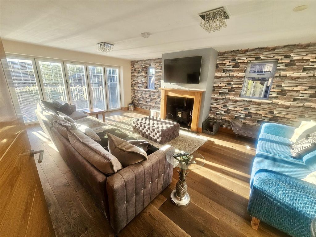 Property photo 3 of 27 1000107583.Jpg