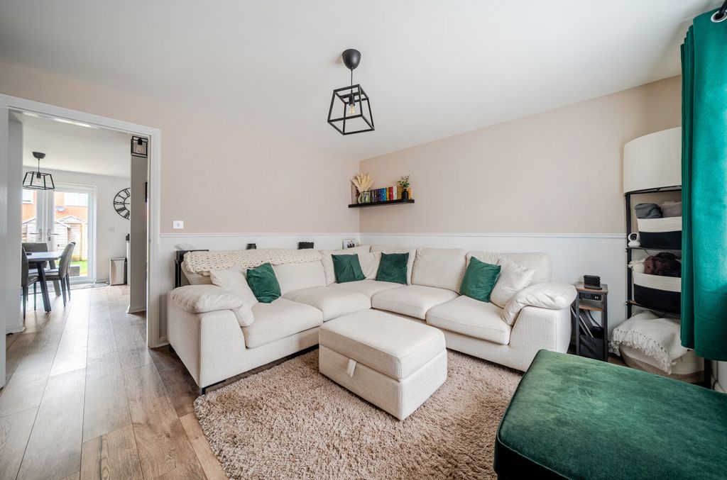 Property photo 3 of 13 1403891-7-698De9E...