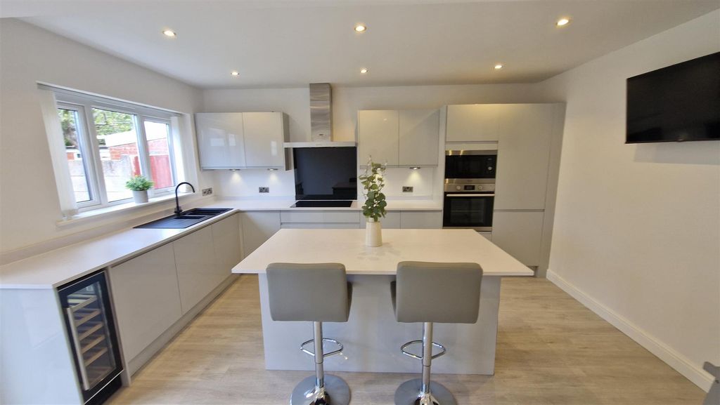 Property photo 2 of 18 Kitchen