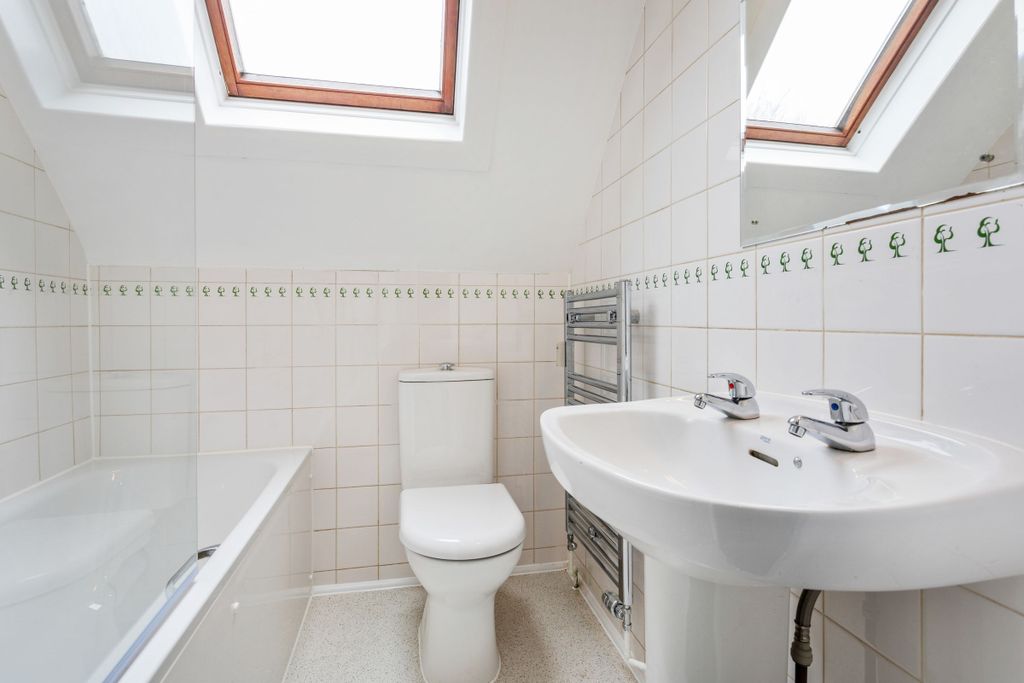 Property photo 3 of 10 Bathroom