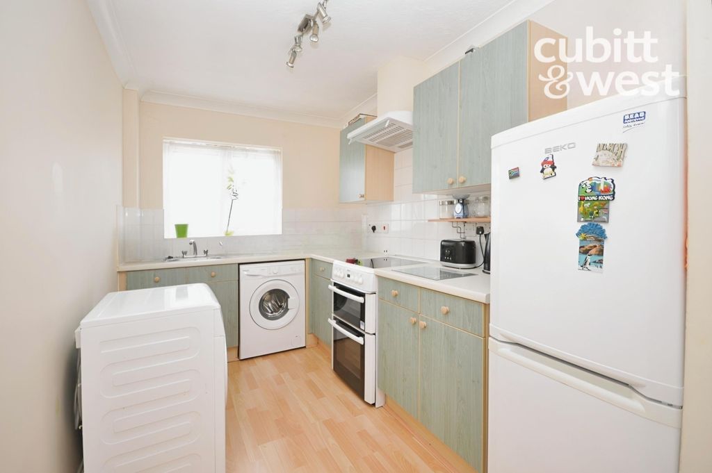 Property photo 2 of 8 Kitchen