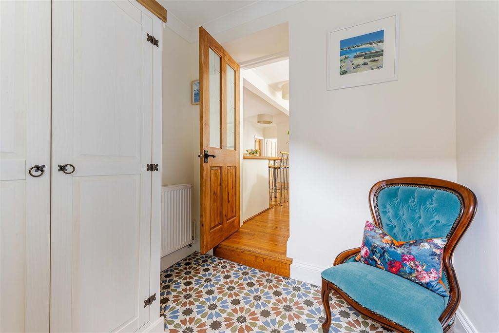 Property photo 3 of 25 Entrance Hall