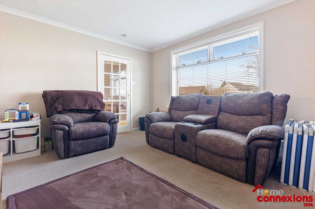 Property photo 3 of 26 Lounge (2)