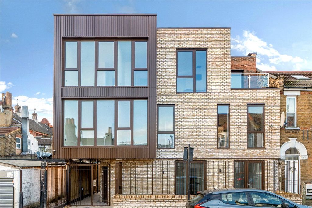 Property photo 3 of 11 External