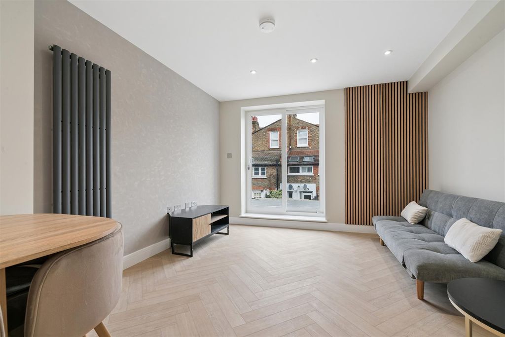 Property photo 3 of 10 Flat 2 20 Hoyle Road, London, Sw17 0Rs Reception