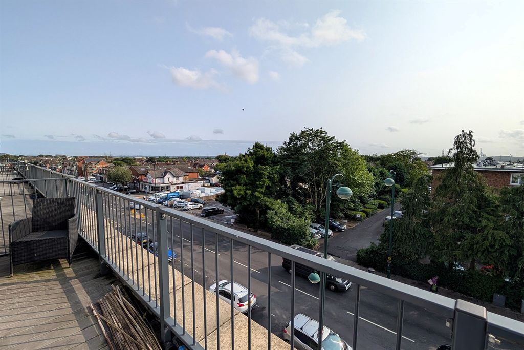 Property photo 2 of 7 (Thumbnail)