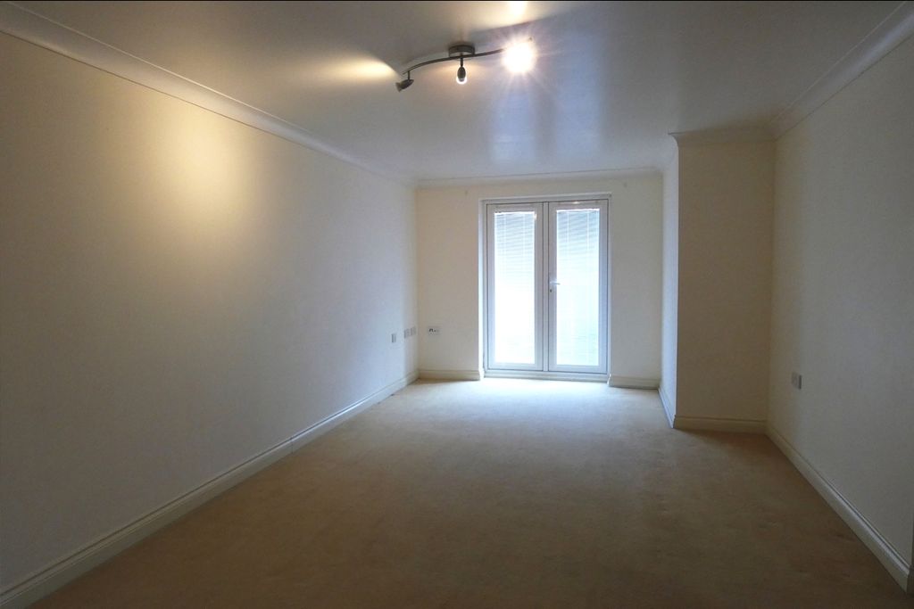 Property photo 3 of 8 Lounge