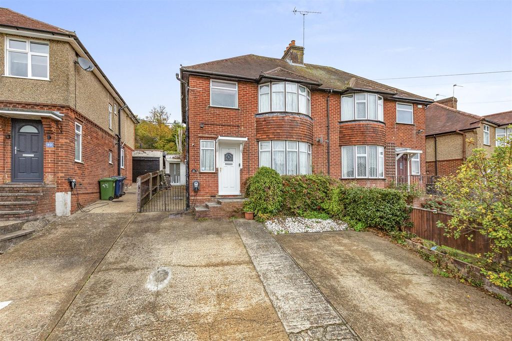 Property photo 1 of 17 51 Southfield Road, Hp13 5Jz-17.Jpg