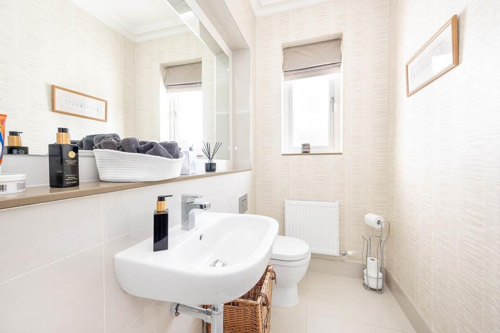 Property photo 3 of 49 Kingsley Manor (38).Jpg