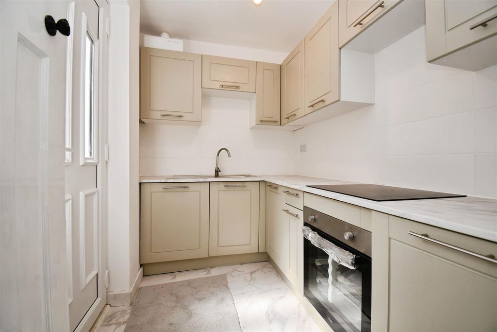 Property photo 3 of 12 7748A58A-147 2C 20First 20Lane 20Hessle 2C 20Hu13