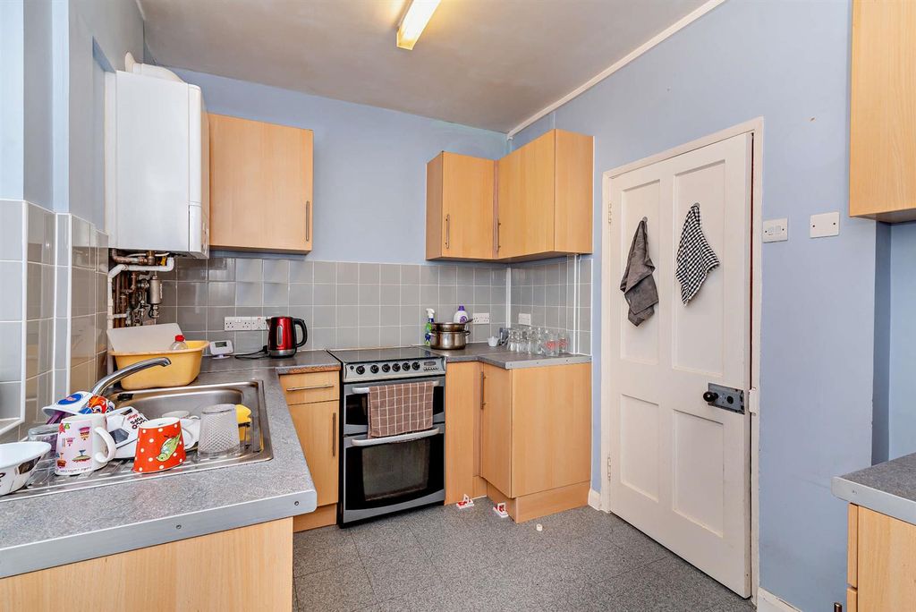 Property photo 2 of 13 8675720-Interior09-800.Jpg