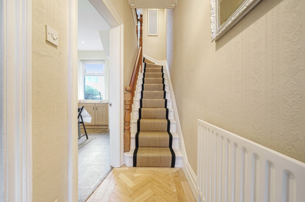 Property photo 2 of 20 Ewemove Harrogate Entrance Hall