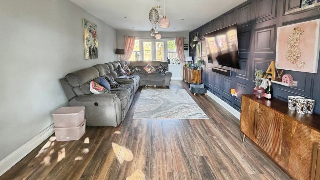 Property photo 2 of 22 Lounge
