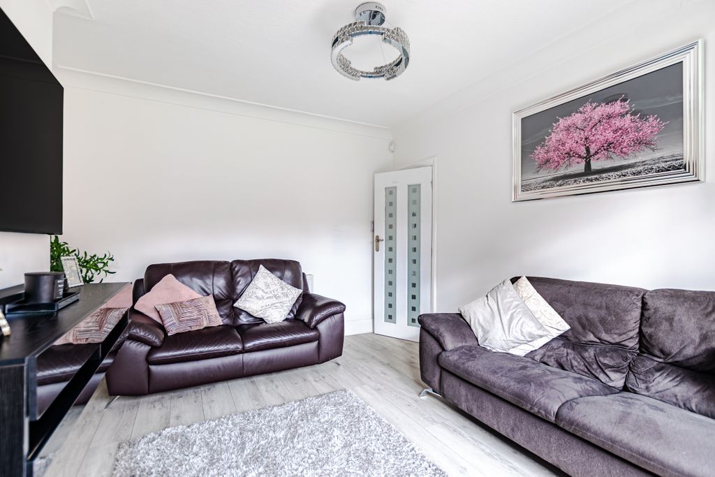 Property photo 3 of 24 Lounge2