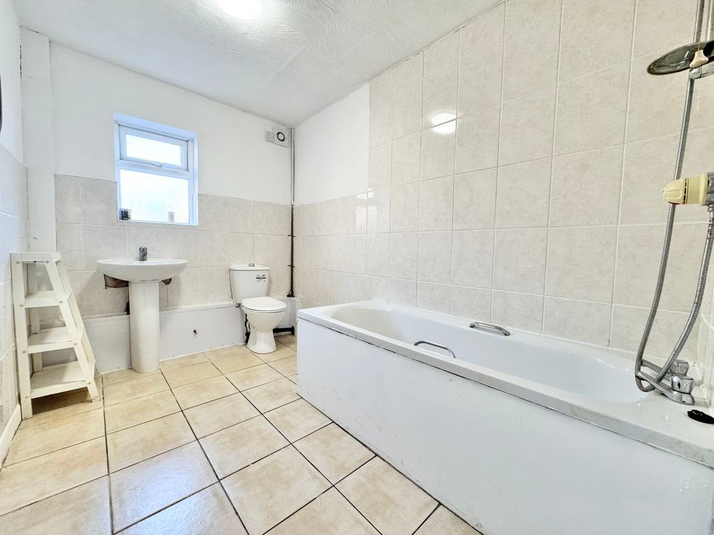 Property photo 3 of 9 Photo 9