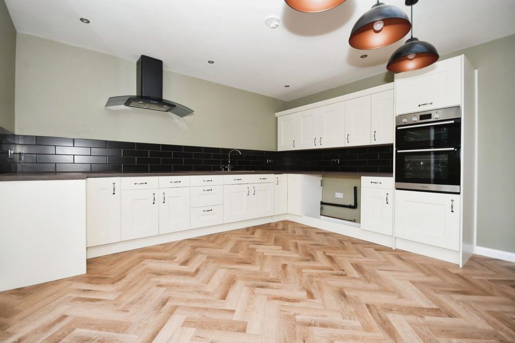 Property photo 1 of 20 Kitchen 03.Jpg