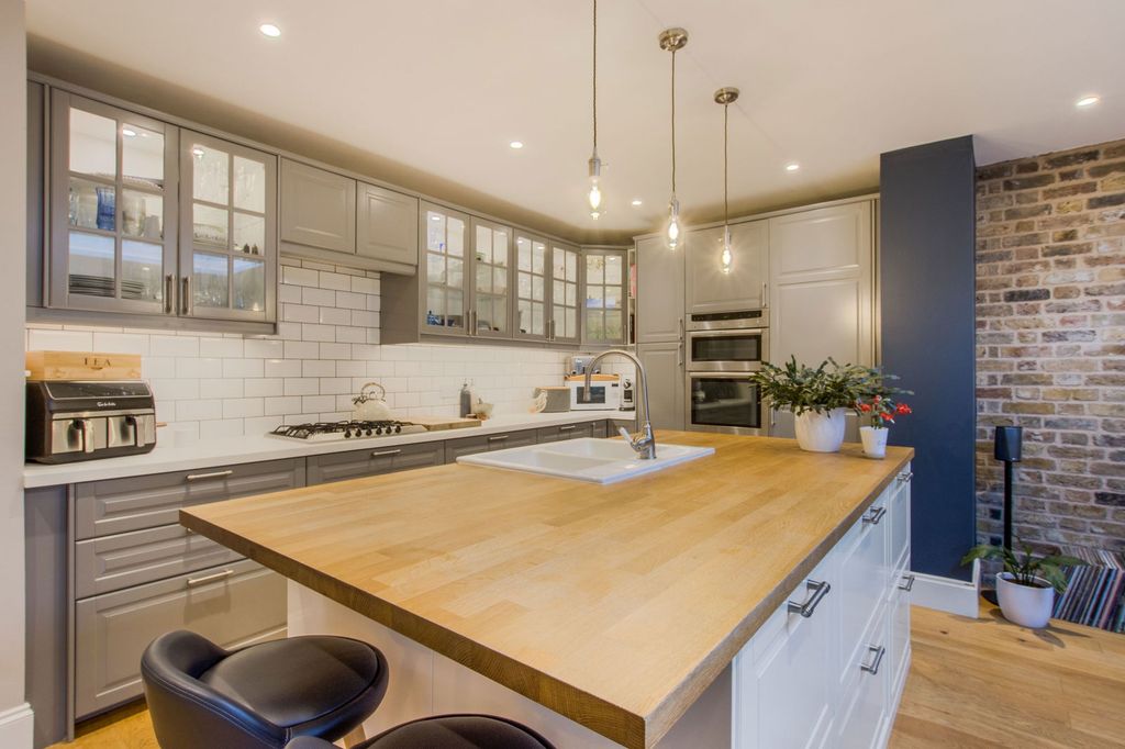 Property photo 2 of 24