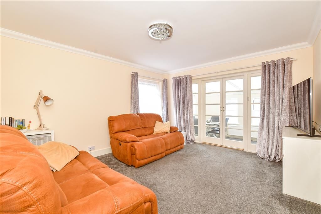 Property photo 3 of 14 Lounge