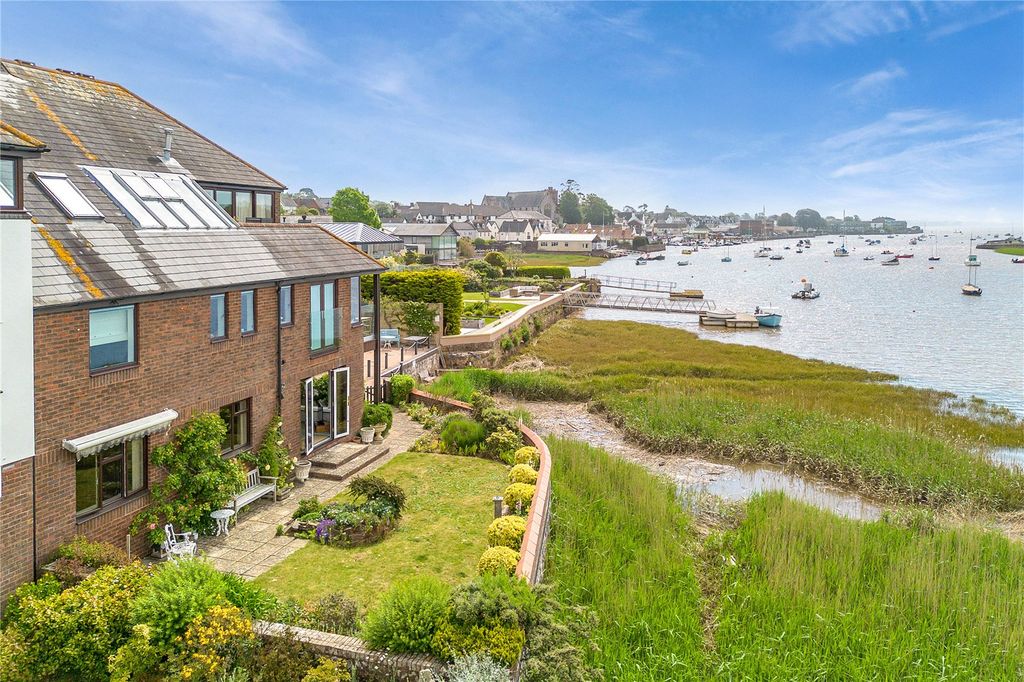 Property photo 1 of 17 22 Halyards