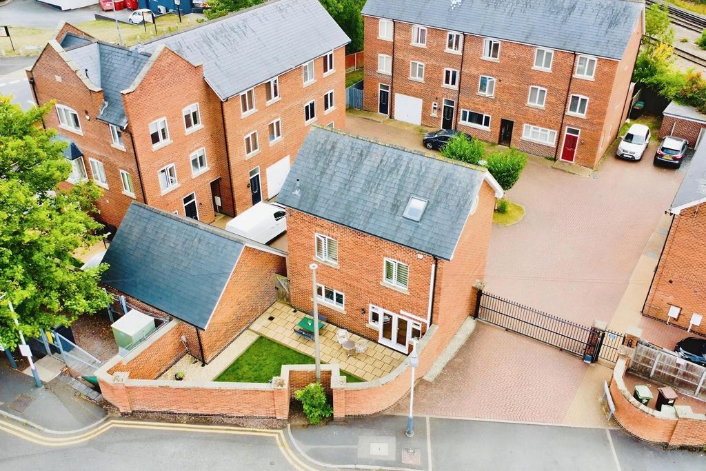 Property photo 2 of 23