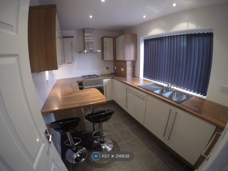 Property photo 3 of 11 Kitchen