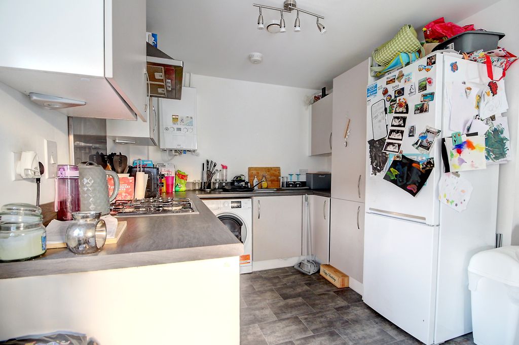 Property photo 3 of 11 Kitchen