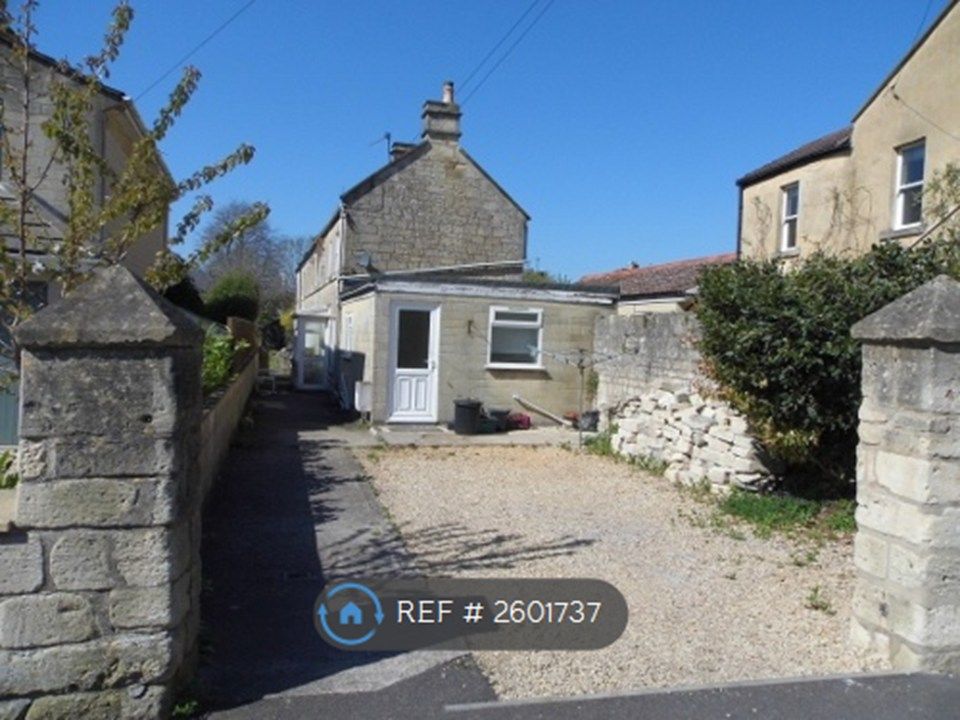 Property photo 1 of 8 Front Showing Parking/Garden