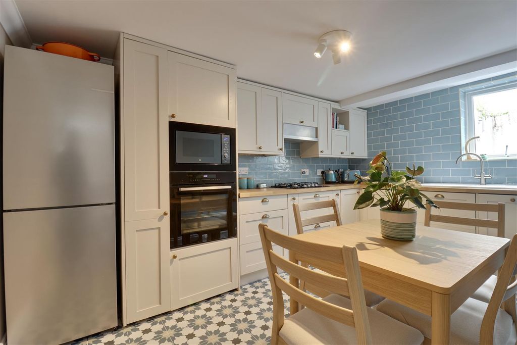 Property photo 3 of 21 5Eb41Fbd-6A98-480D-8D6C-D72A00138245_1_201_A.Jpeg