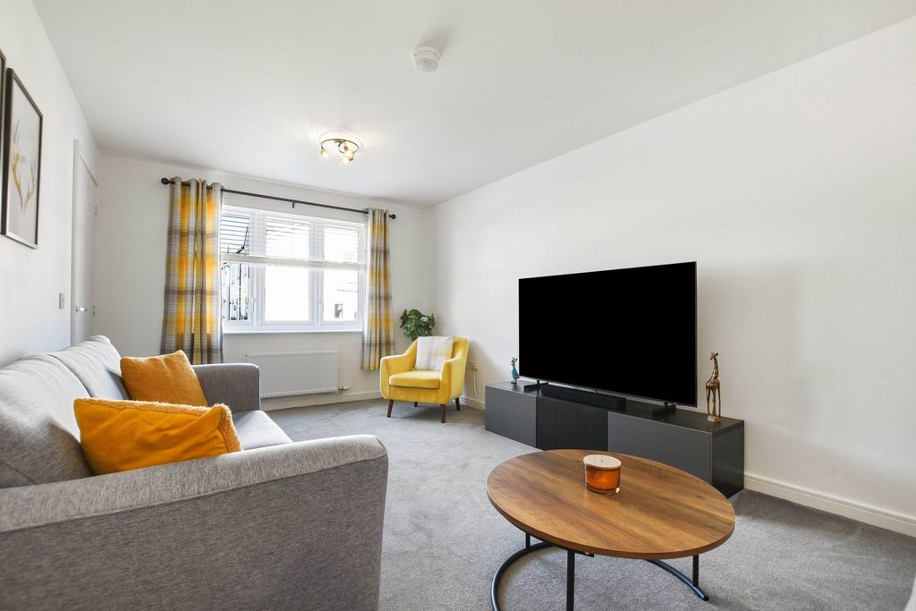 Property photo 3 of 27