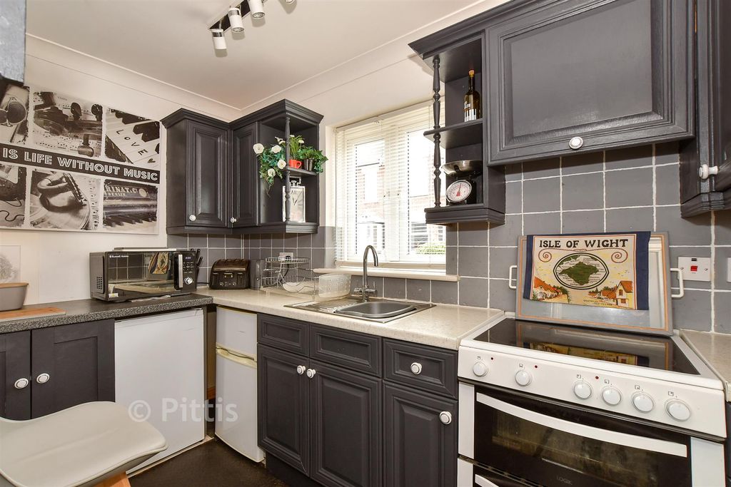 Property photo 3 of 11 Kitchen