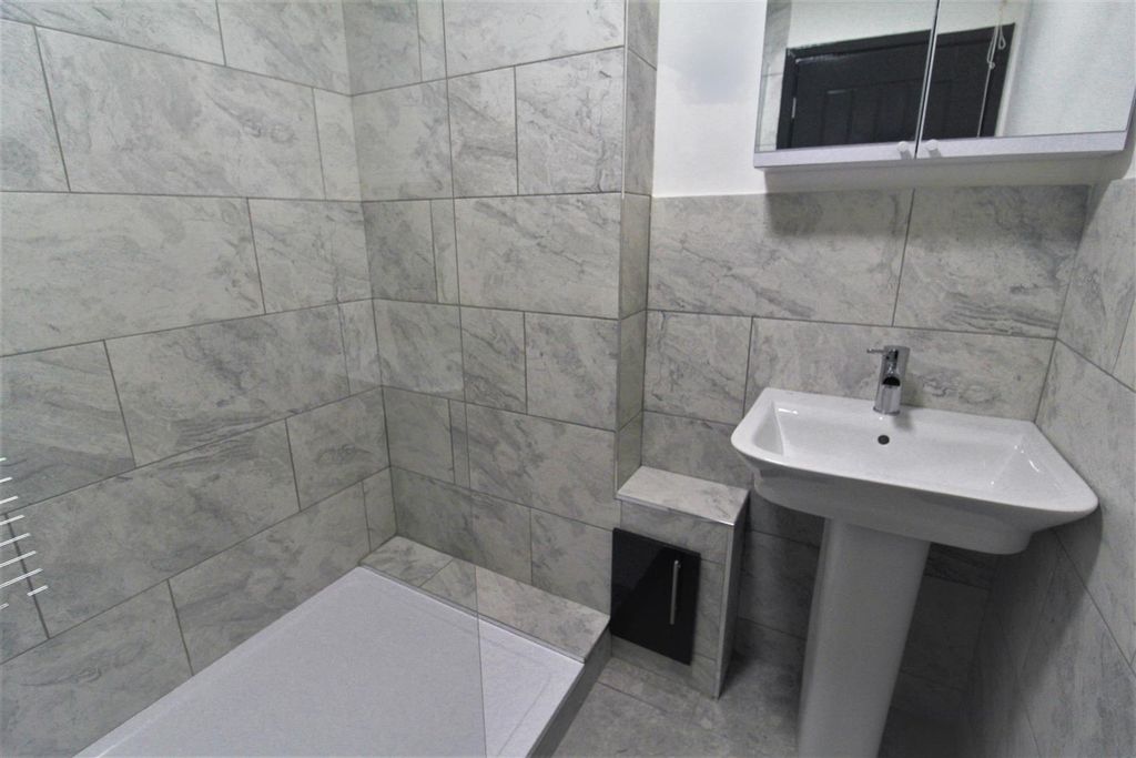 Property photo 1 of 7 Bathroom 1.Jpg