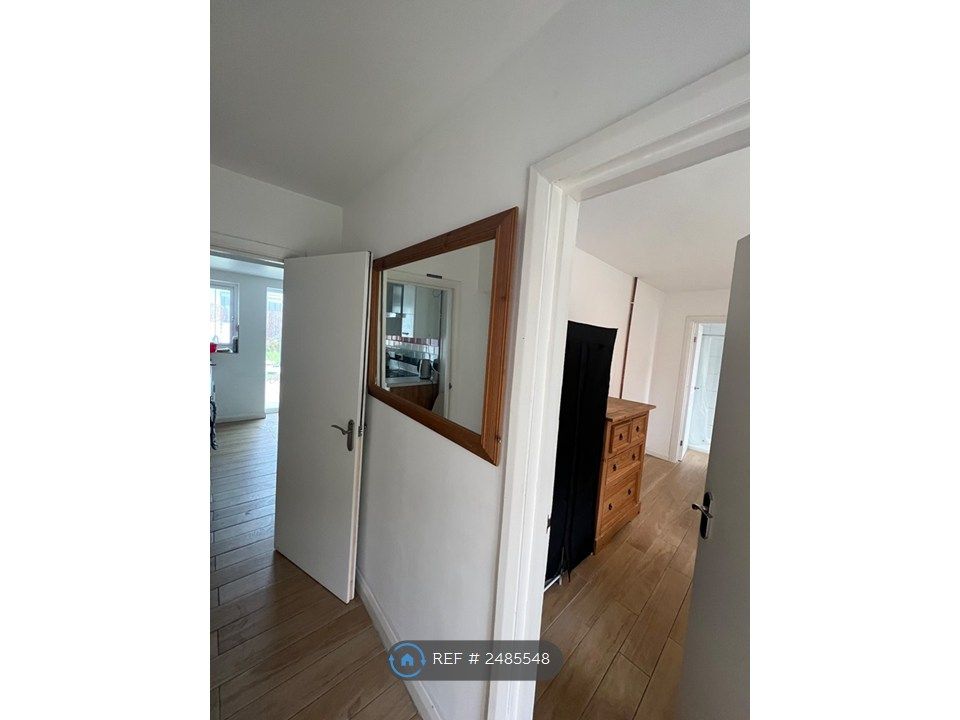 Property photo 3 of 18 Hall Way